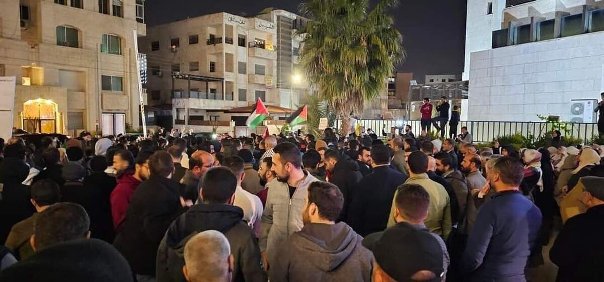 منابع خبری سه‌شنبه شب اعلام کردند که ده هه ا نفر از معترضان خشمگین اردنی وارد سفارت رژیم صهیونیستی در امان شدند.