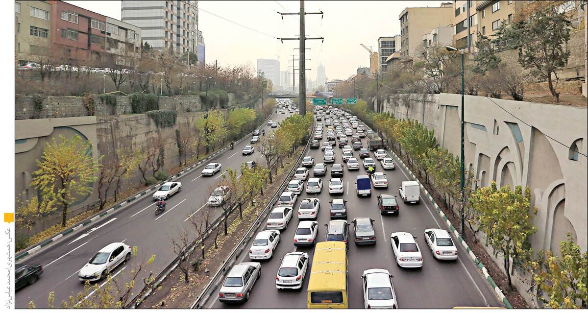 ویدئویی عجیب از رانندگی پر خطر راننده تیبا در بزرگراه همت تهران را مشاهده می‌کنید.