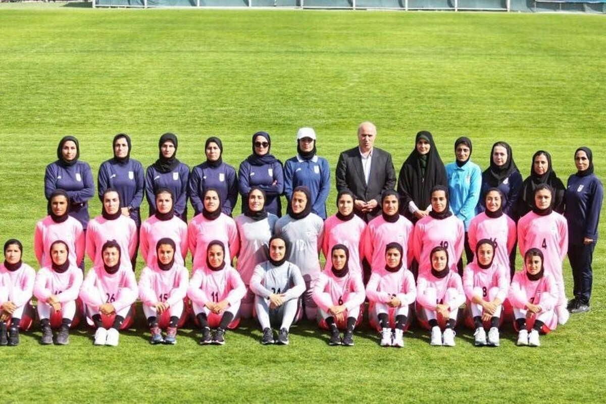 مهدی تاج با حضور در اردوی تیم ملی زنان از تمرین این تیم بازدید کرد.