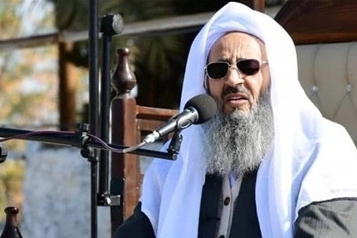 عبدالحمید می‌گوید به او اجازه داده نشده در نمازخانه خود در تهران نماز بخواند و به اجبار نمازخانه را از او گرفته‌اند، اما این ادعا دارای ابعادی است که به آن پرداخته‌‌ایم.