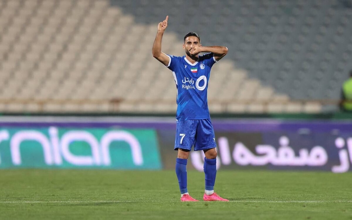 استقلال با درخشش مهرداد محمدی موفق شد بازی باخته مقابل هوادار را با برد ۳ بر ۲ عوض کند و به امتیاز ۱۵ برسد.
