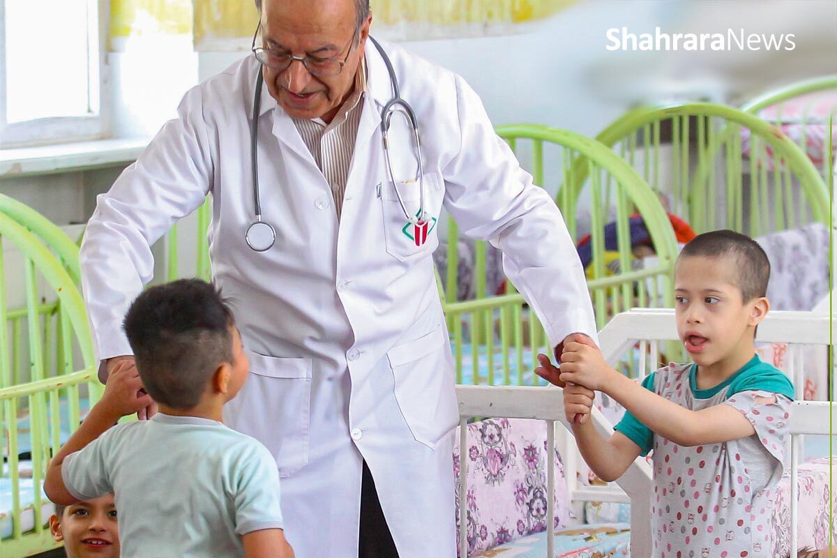 دکتر مهدی فرساد، متخصص بیماری‌های اطفال و کودکان، هفتادونه‌سال دارد اما حافظه عجیبی دارد. در طول مصاحبه، اسم کوچک همه افرادی را که در دوره‌های مختلف با آن‌ها سروکار داشته است، به خاطر دارد؛ از بیماران گرفته تا استادان، همکاران، هم‌خدمتی‌ها.