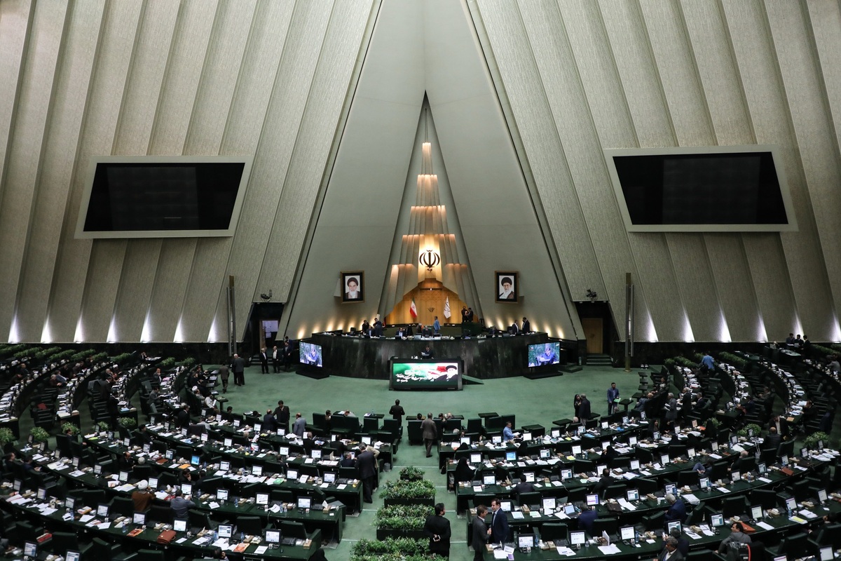 نمایندگان مجلس شورای اسلامی جهت بررسی روند رسیدگی به لایحه برنامه هفتم توسعه دقایقی پیش به شکل غیرعلنی جلسه‌ای را تشکیل دادند.