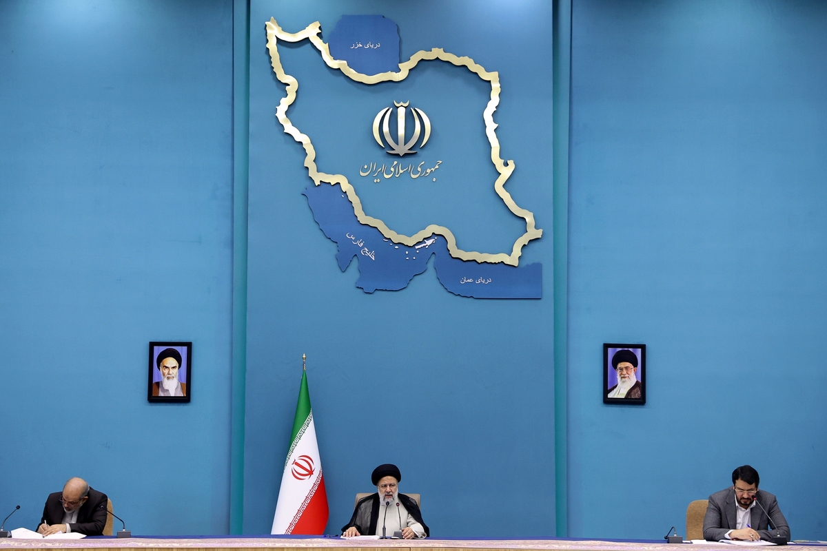 رئیس جمهور در جلسه شورای عالی مسکن دستور داد: ظرف ۲ هفته راهکار‌های تسریع در تامین تسهیلات بانکی ساخت مسکن از جمله خط اعتباری ویژه بانک مسکن بررسی و اعلام نظر شود.