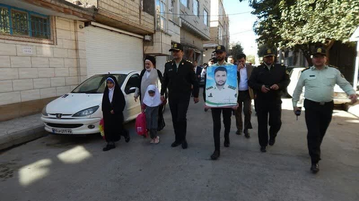 فرمانده انتظامی مشهد همزمان با شروع سال تحصیلی جدید، دختران شهید محمد قائینی نیاز آبادی را از خانه تا مدرسه همراهی و مشایعت کرد. 