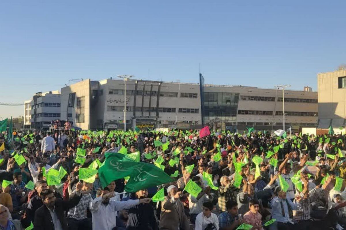 همزمان با سالروز آغاز امامت امام عصر (عج) اجتماع مردمی بیعت با امام زمان (عج) در میدان شهدا مشهد برگزار شد.