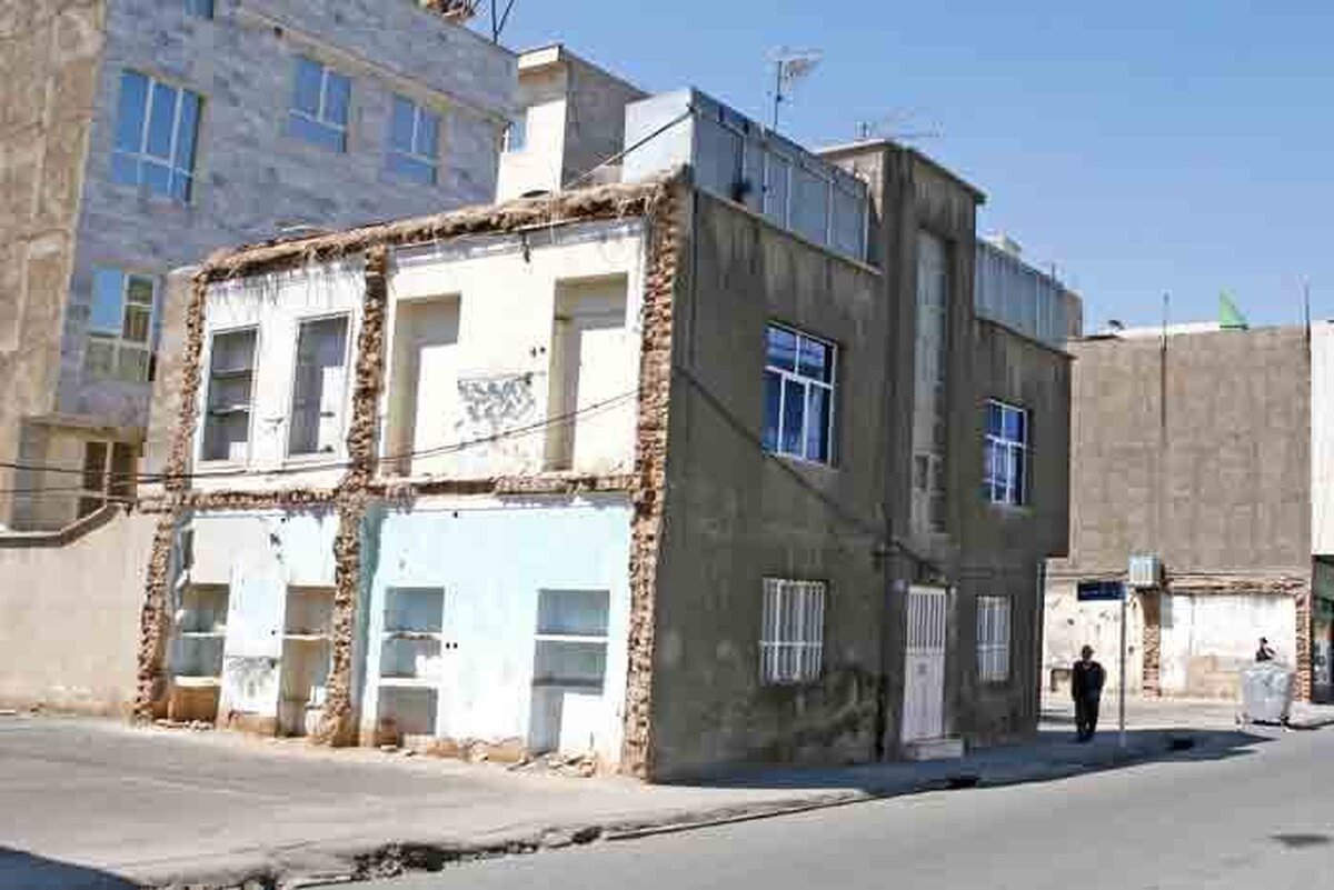 مدیرعامل شرکت بازآفرینی شهری از رشد ۲۰۰ درصدی صدور پروانه ساخت در بافت فرسوده تهران خبر داد و گفت: با اجرای بسته تشویقی ۱۹ بندی انتظار جهش در بافت‌های فرسوده را داریم و برای اولین بار برای مرمت و مقاوم‌سازی واحد‌های مسکونی معادل ۸۰ درصد تسهیلات ساخت ارائه می‌شود.