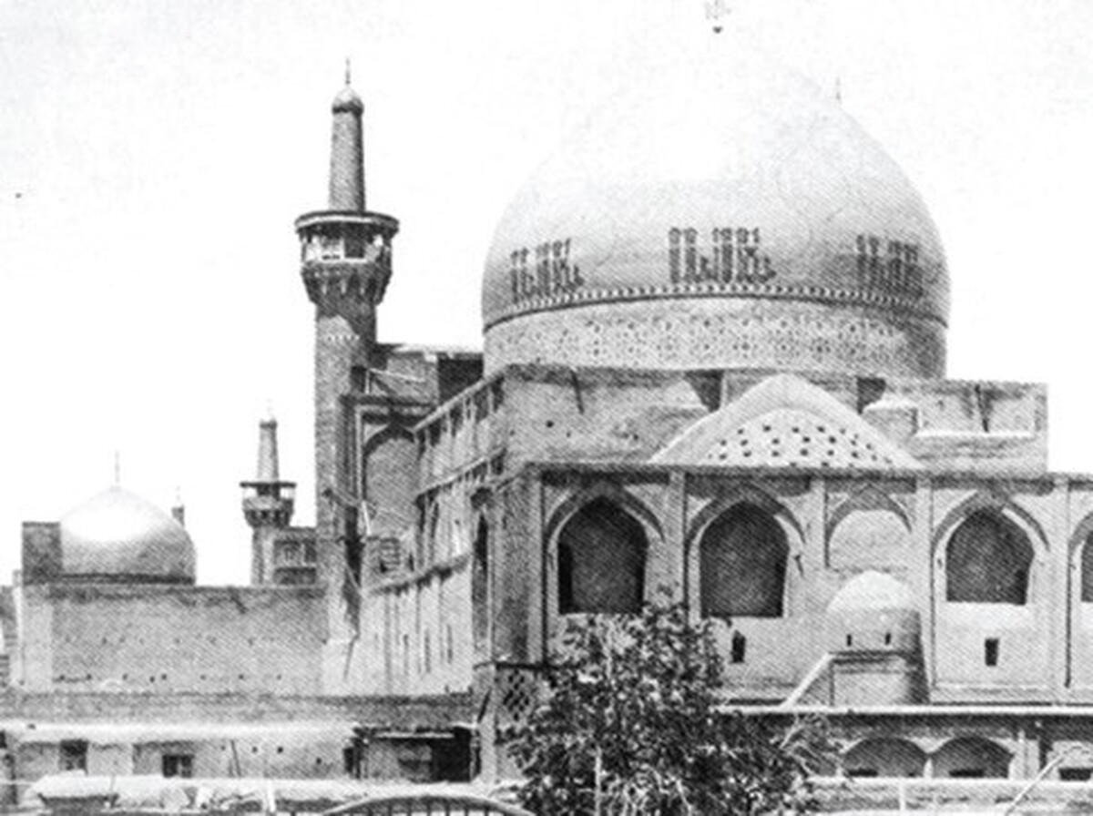 نگین فیروزه‌ای مسجد گوهرشاد بیش از ششصد سال است که همسایه گنبد شاه خراسان است. این کهنه‌همسایه گنبد مطهر امام‌رضا (ع) که به زبان معماری با اهلش حرف می‌زند، قصه فراوان دارد.