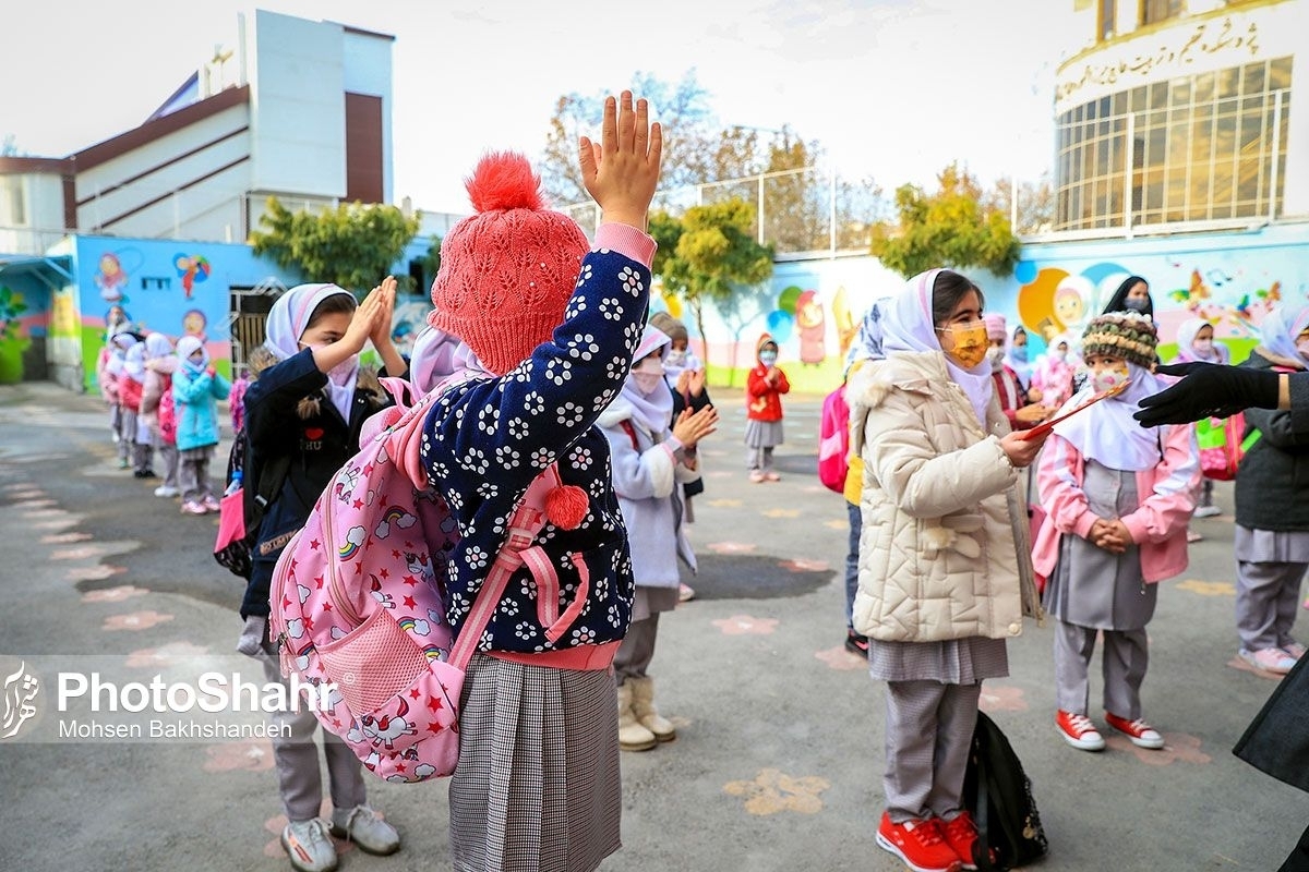 معاون بهداشت وزارت بهداشت گفت: با ورود به فصل جدید و تغییرات آب و هوایی، ممکن است با بیماری‌هایی نظیر سرماخوردگی و آنفلوآنزا بیشتر مواجه شویم که برای پیشگیری از آن‌ها مخصوصا در کودکان و دانش آموزان رعایت برخی نکات ضروریست.