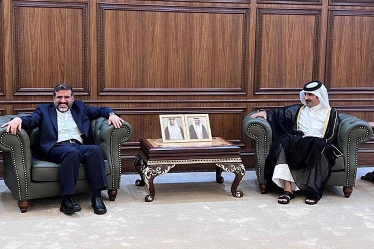 محمد مهدی اسماعیلی وزیر فرهنگ و ارشاد اسلامی با شیخ عبدالرحمن بن حمد آل ثانی وزیر فرهنگ و حمد بن عبدالعزیز الکواری وزیر مشاور ورئیس کتابخانه ملی قطر دیدار و گفت وگو کرد.