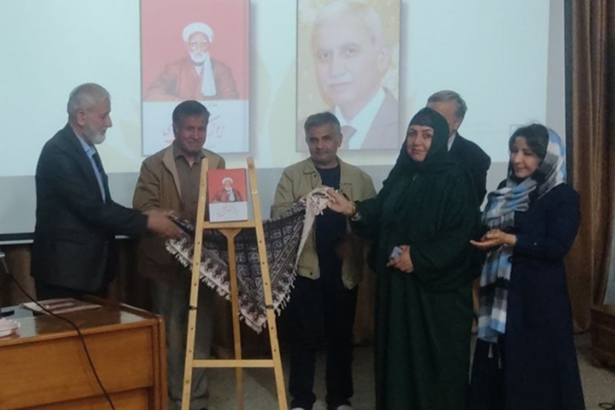 مراسم رونمایی از کتاب «دیوان صوفی عشقری» با حضور جمعی از پیشکسوتان ادبیات فارسی ایران و افغانستان در مشهد برگزار شد.