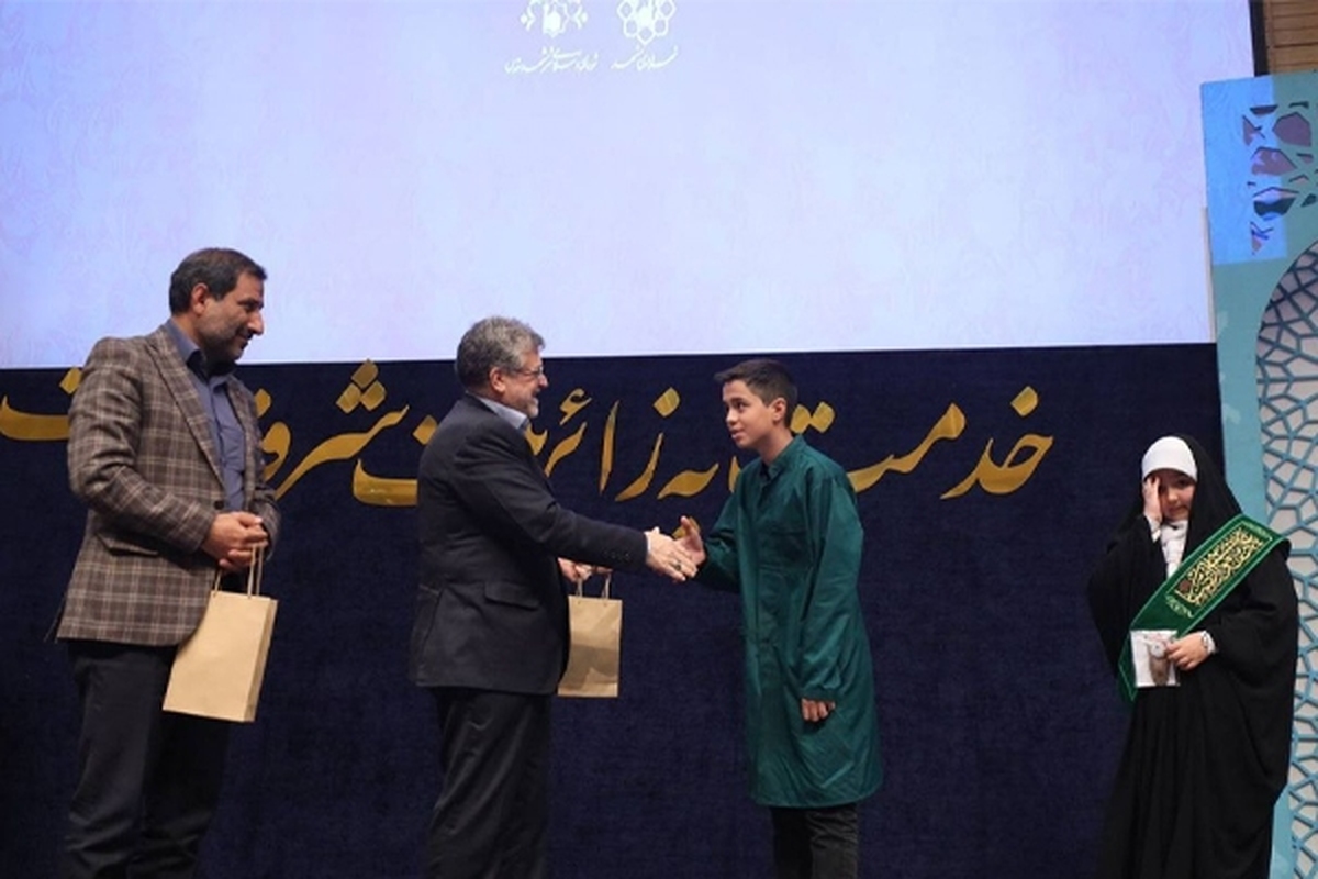 آیین شکرانه خدمت و تقدیر از موکب‌داران مشهدی خدمت رسان در محرم و صفر ۱۴۰۲، عصر امروز با حضور محمدرضا قلندر شریف شهردار مشهد، محسن داوری فرماندار و جمعی از اعضای شورای اسلامی شهر مشهد برگزار شد.