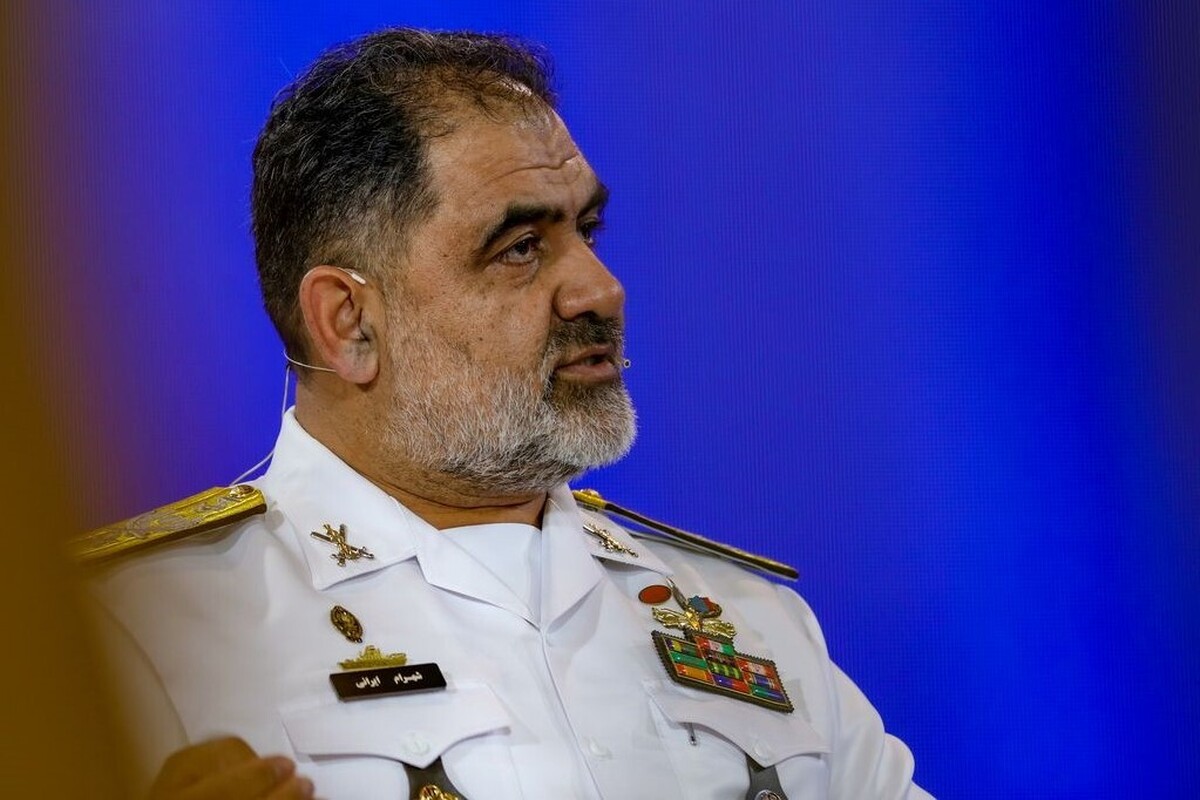 فرمانده نیروی دریایی ارتش جمهوری اسلامی گفت: برنامه ما در آینده این است که پرچم پر افتخار ایران را در قطب جنوب نیز بالا ببریم و یک کار مشرک نظامی و علمی در آن منطقه اجرا کنیم