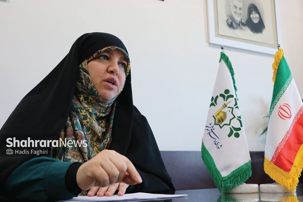 امشب، ۶ مهر، رئیس کمیسیون بانوان و خانواده شورای اسلامی شهر مشهد برای گفتگو در خصوص همایش بین‌المللی رسانه خورشید، مهمان رادیو گفتگو سیمای خراسان رضوی خواهد بود.  
 