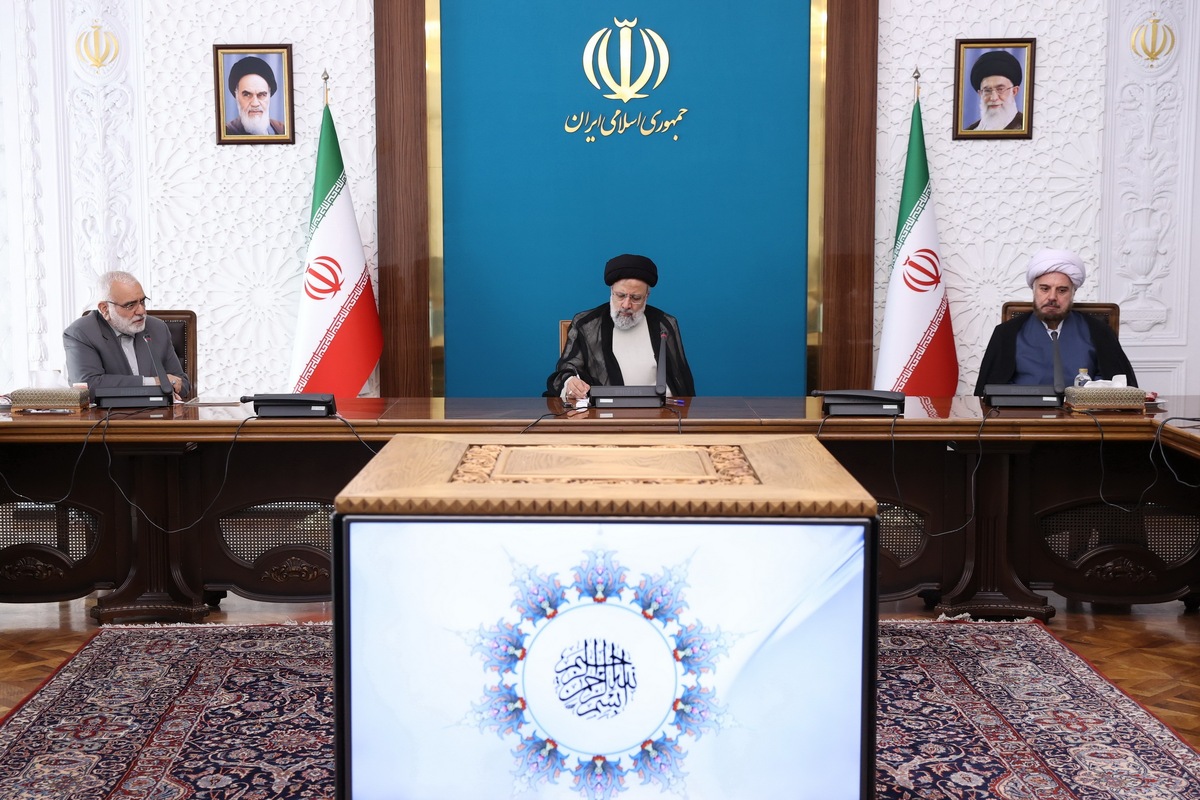 رئیس جمهور ظهر امروز در دیدار اعضای کمیته امداد امام خمینی(ره) گفت: کاهش فاصله طبقاتی یکی از اهداف مهم انقلاب اسلامی بوده است.