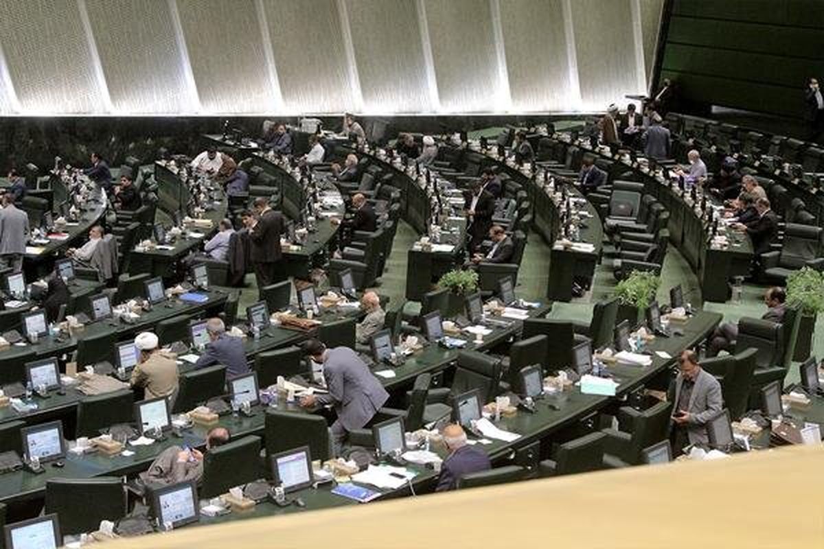 نمایندگان مجلس شورای اسلامی هرگونه تبلیغات خرید و فروش غیرقانونی ارز در فضای رسانه‌ای و مجازی و خرید و فروش ارز خارج از مقررات و ضوابط اعلامی بانک مرکزی را ممنوع اعلام کردند.