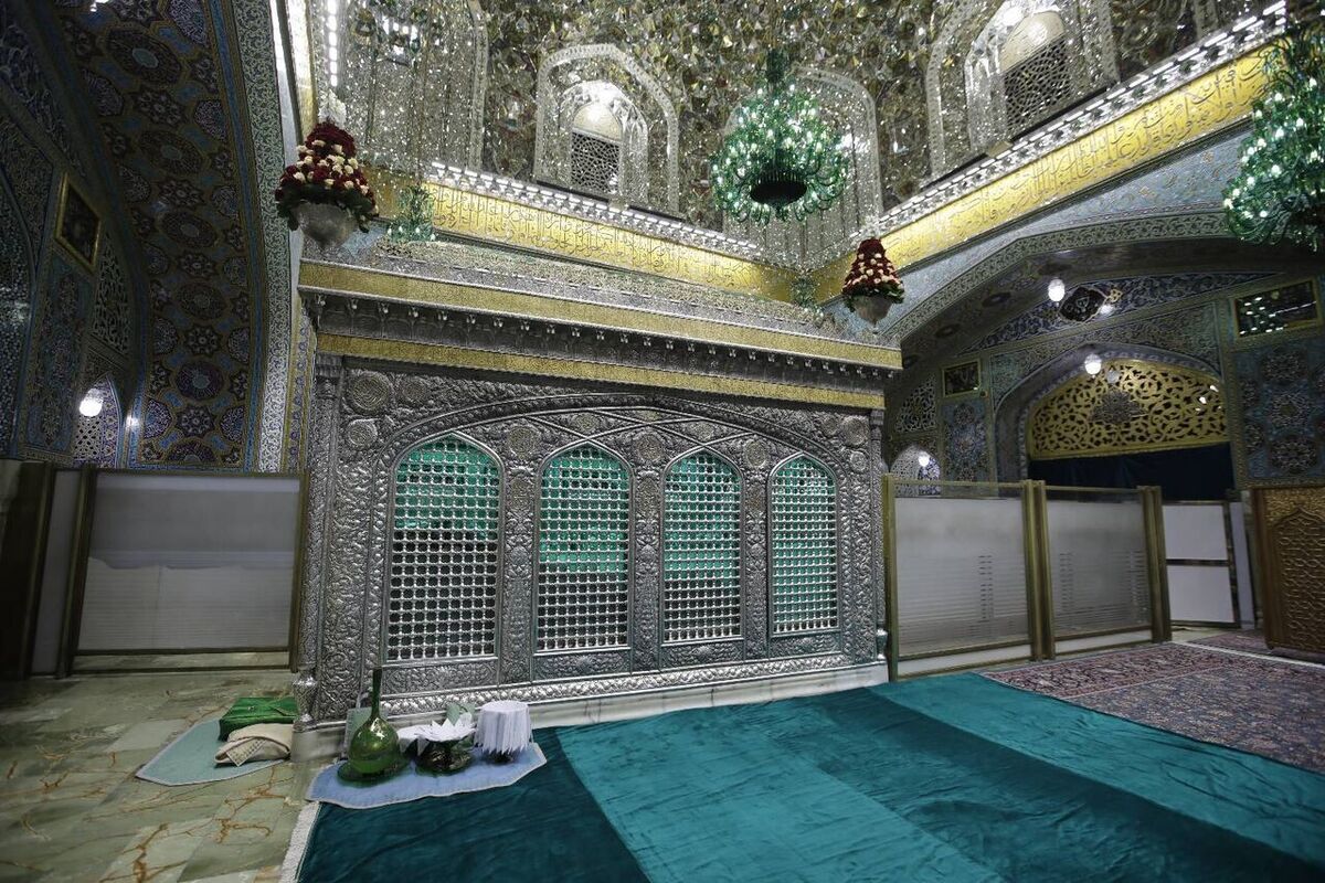 همزمان با هفته وحدت و در آستانه میلاد حضرت نبی مکرم اسلام (ص) و امام جعفر صادق (ع) غبارروبی مضجع مطهر امام رضا (ع) انجام شد.