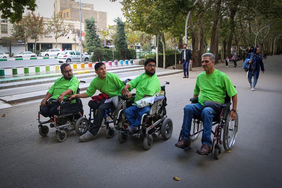 به مناسبت هفته تربیت بدنی، جمعی از جانبازان و معلولان مشهدی در بوستان ملت به رقابت ویلچررانی پرداختند.