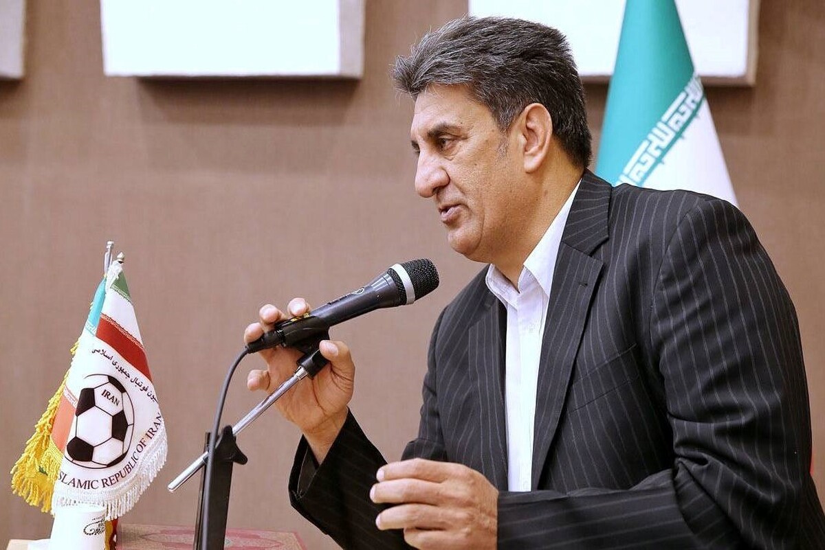 رئیس کمیته داوران فدراسیون فوتبال، از جواد نکونام و سایر مربیان لیگ برتری خواستار شد اجازه دهند که داوران کار خود را انجام دهند.