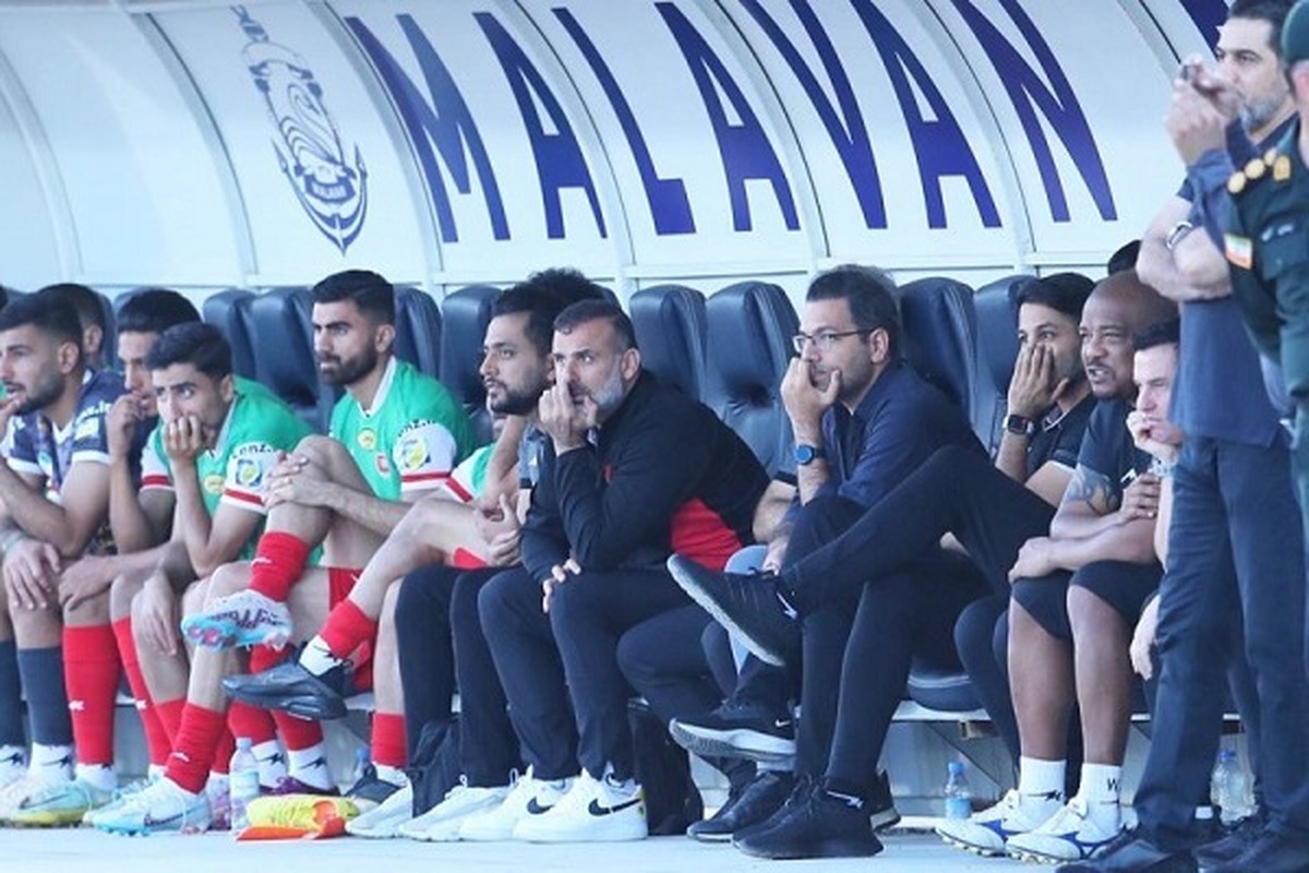 مربی تیم پرسپولیس در انزلی برای اولین بار در لیگ برتر روی نیمکت نشست.