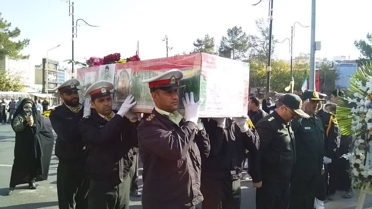 پیکر استوار یکم شهید «علی قربانی ریابی»، شهید مدافع امنیت که به دست اشرار مسلح در شهرستان «بمپور» استان سیستان و بلوچستان به شهادت رسیده بود، روز شنبه در زادگاهش شهرستان گناباد تشییع شد.