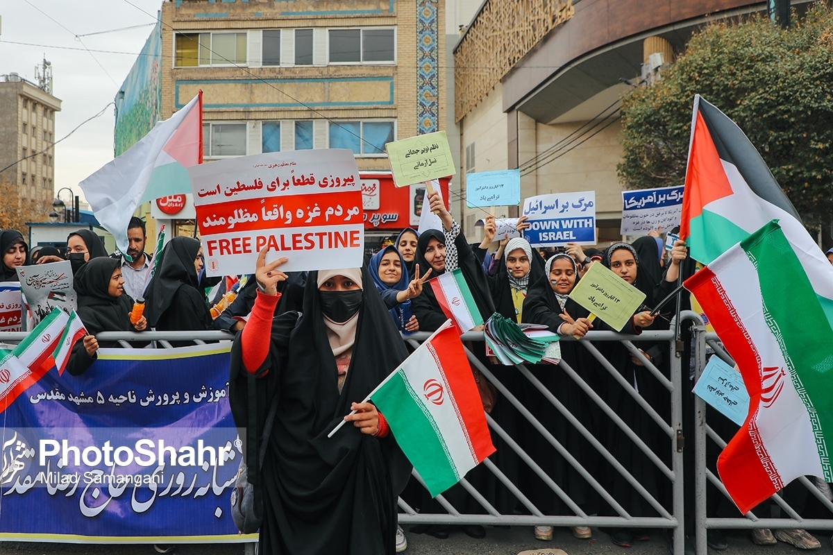 امروز عرصه میدان بسیج به سمت حرم مطهر رضوی مملو از دانش‌آموزانی است که در راهپیمایی عظیم یوم‌الله ۱۳ آبان حضور پیدا کرده‌اند.