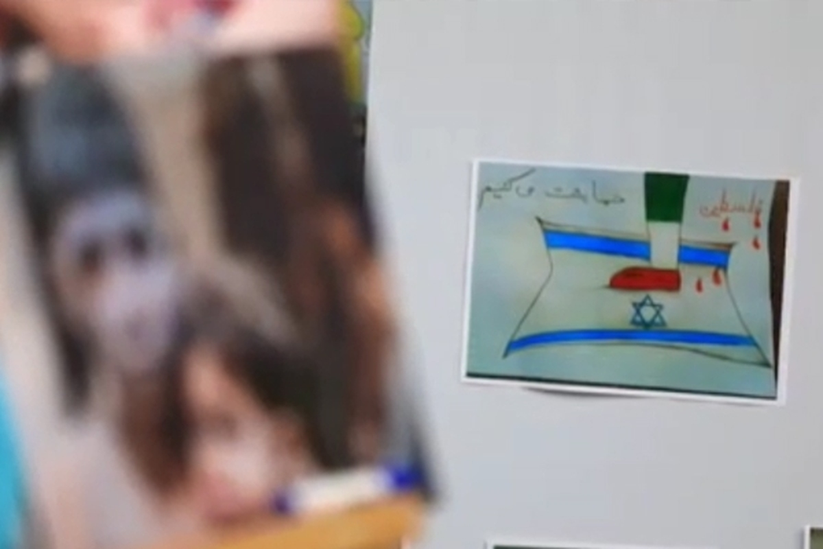 در روز دیدار دانش آموزان با رهبر معظم انقلاب نمایشگاهی از نقاشی های دانش آموزان در حسینیه امام خمینی(ره) برگزار شد.