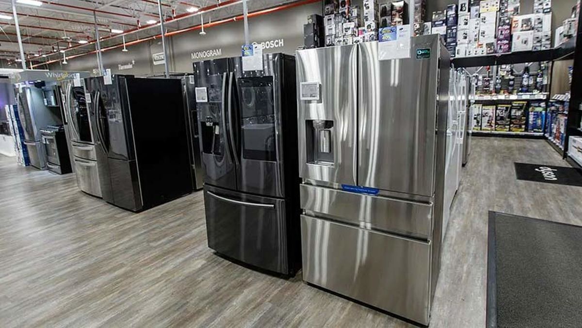بررسی آخرین قیمت‌های یخچال و فریزر در بازار حاکی از قیمت ۱۰ میلیون تومانی یخچال و فریزر معمولی تا ۳۷ میلیونی ساید بای ساید است.