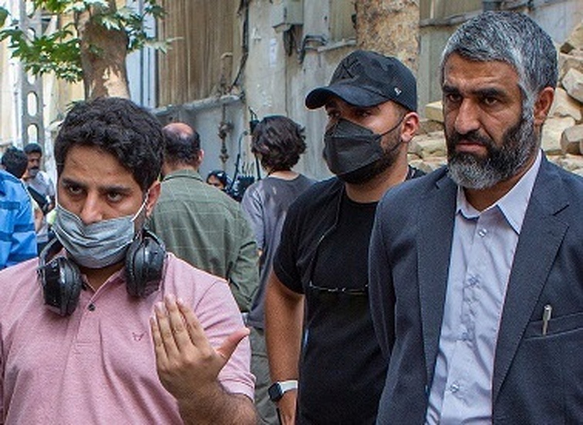 کاظم دانشی کارگردان فیلم سینمایی «علفزار» تهیه‌کنندگی نمایش «مدرسه دلقک‌ها» را بر عهده گرفت.