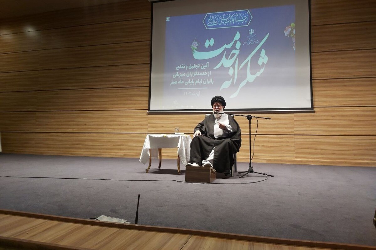 نماینده ولی‌فقیه در استان خراسان رضوی گفت: همه آن‌هایی که چه به‌عنوان مسئولیت شغلی و چه به‌عنوان تکلیف شرعی، پا به میدان میزبانی از زائران امام هشتم(ع) گذاشتند، خادم بااخلاص حضرت محسوب می‌شوند.
