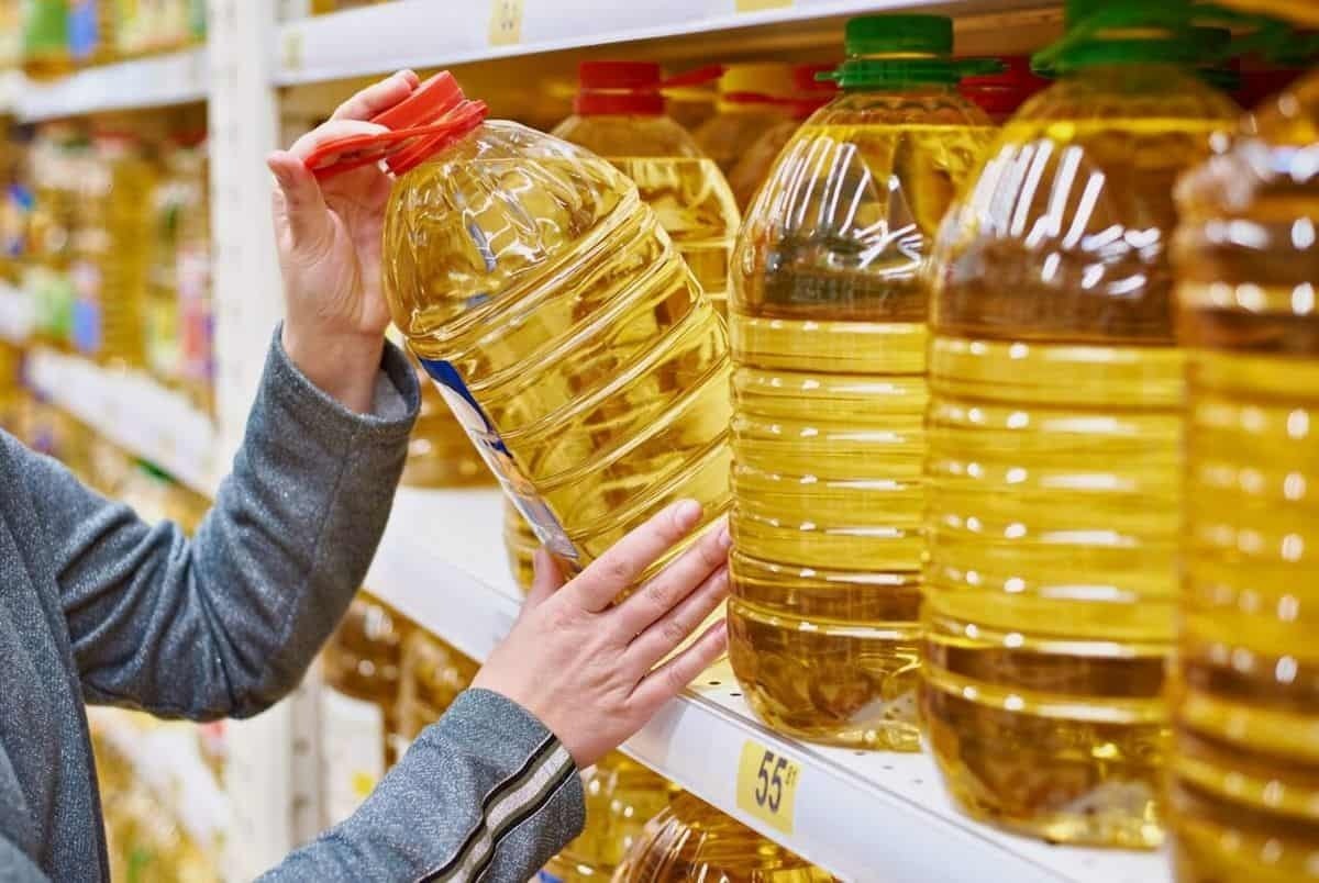 قیمت روغن مایع در بازار روز برای تاریخ ۱۴ آبان ۱۴۰۲ اعلام شد که بر اساس آن هر بسته روغن مایع ۲.۷ کیلوگرم ۱۵۸ هزار تومان است.