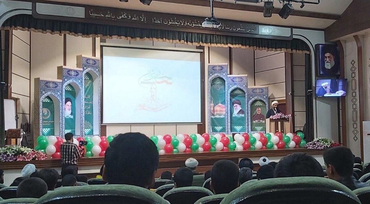 نوجوانان فعال مشهدی به مناسبت روز دانش آموز گردهم آمدند تا یک سالگی تشکیل مرکز نوجوانه سازمان تبلیغات اسلامی خراسان رضوی را جشن بگیرند.