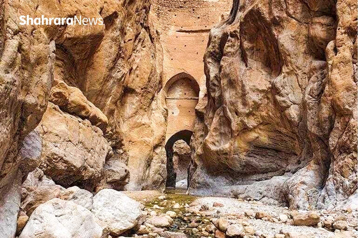 ایران به‌دلیل داشتن جاذبه‌های تاریخی و طبیعی، هرسال مقصد سفر گردشگرانی است که برای دیدن این جاذبه‌ها از داخل و خارج به شهر‌های مختلف سفر می‌کنند.