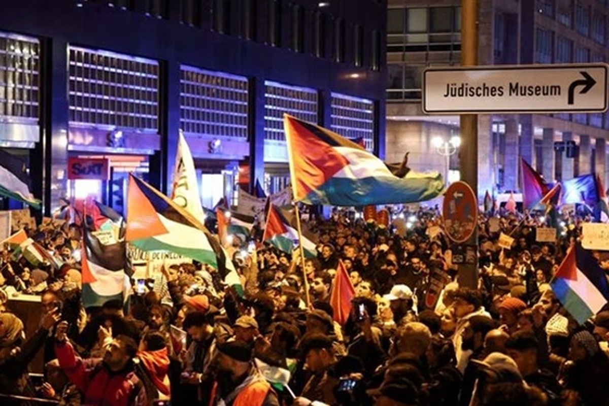 کمیسیون اروپا اعلام مرد: این حوادث یادآور برخی از تاریک‌ترین زمان‌های تاریخ هستند» و این دست حوادث موجب شده‌اند «یهودیان اروپا امروز بار دیگر در ترس زندگی کنند.