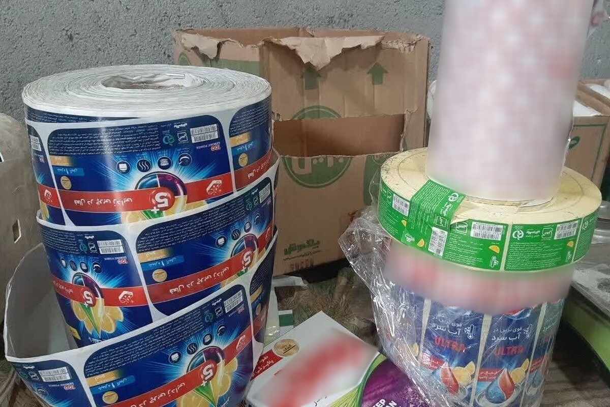 معاون بازرسی و حمایت از امور مصرف کنندگان اداره کل صمت خراسان رضوی از کشف یک تولیدی غیرمجاز مواد شوینده در حاشیه شهر مشهد خبر داد.