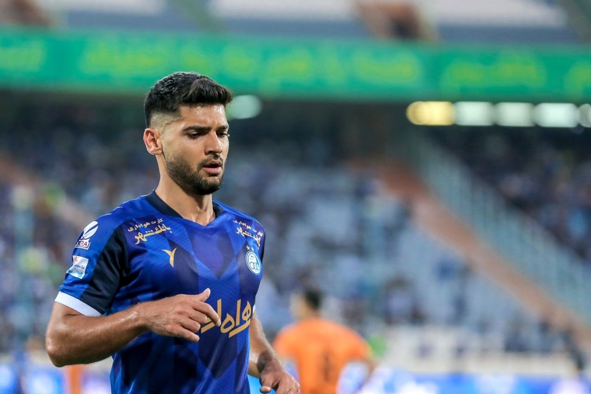 مهدی مهدی پور هافبک آبی‌ها با انتقاد گسترده هواداران استقلال روبرو شده است.