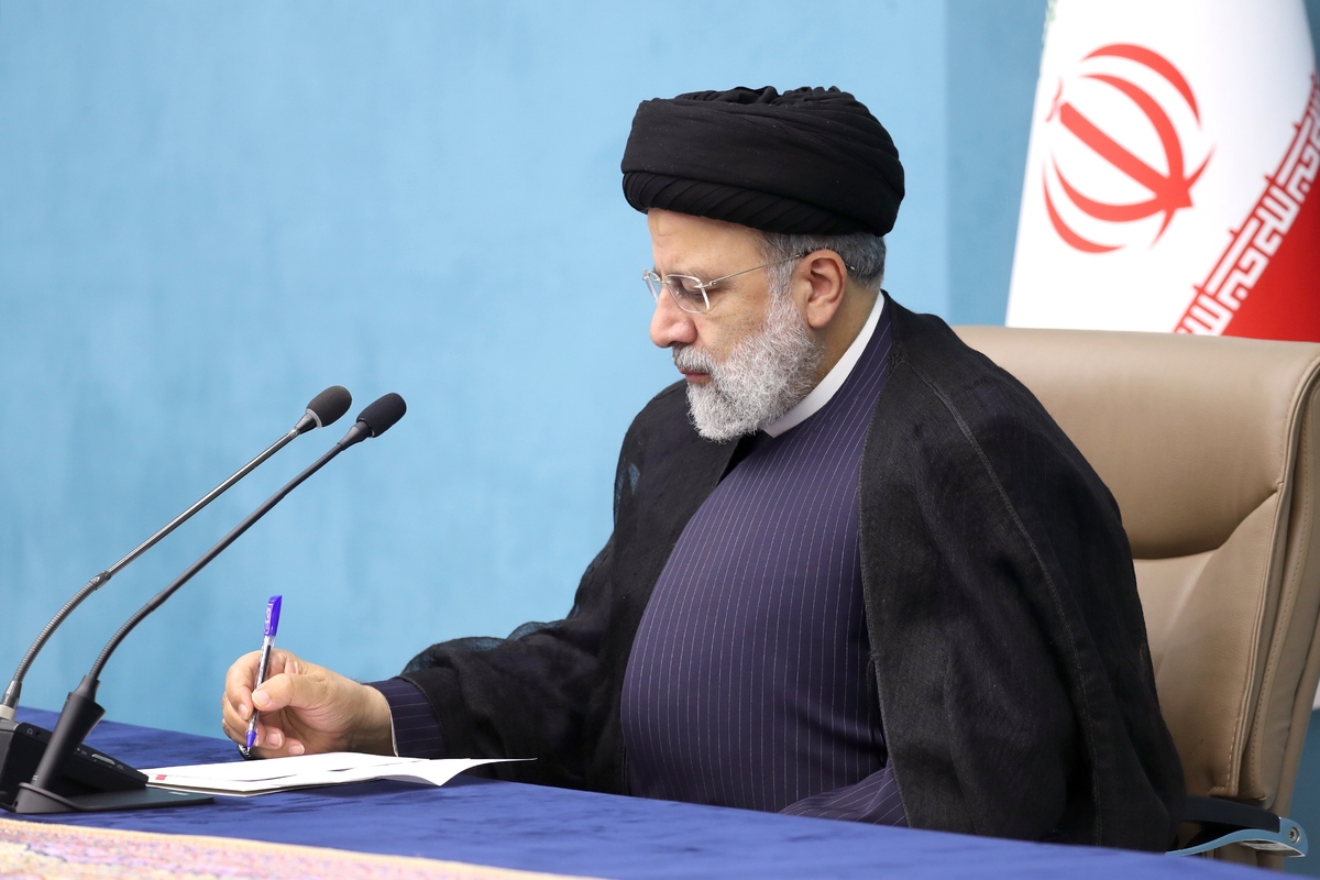 رئیس جمهور و رئیس شورای عالی انقلاب فرهنگی مصوبه «تعیین مناسبت­‌های جدید برای درج در متن و ضمیمه تقویم رسمی کشور در سال ۱۴۰۳» را که براساس آن ۱۳ مناسبت جدید به تقویم سال آینده کشور اضافه می‌شود، ابلاغ کرد.
