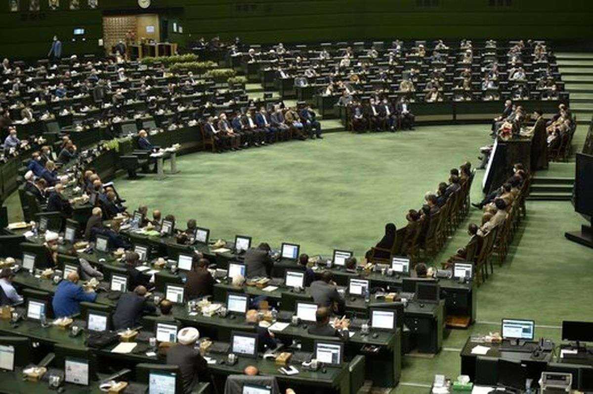 نمایندگان مجلس شورای اسلامی، صندوق ذخیره فرهنگیان را مکلف کردند تا سهام مدیریتی خود را از طریق بورس عرضه کرده و به هیچ وجه بنگاه داری نکند.