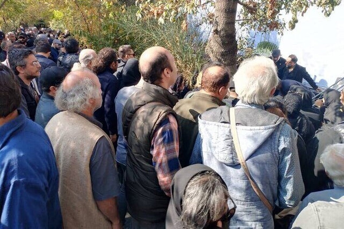 امروز ۱۶ آبان پیکر الهام شکیب، بازیگر و کارگردان جوان با حضور جمعی از دوستانش در قطعه هنرمندان بهشت زهرا (س) به خاک سپرده شد.