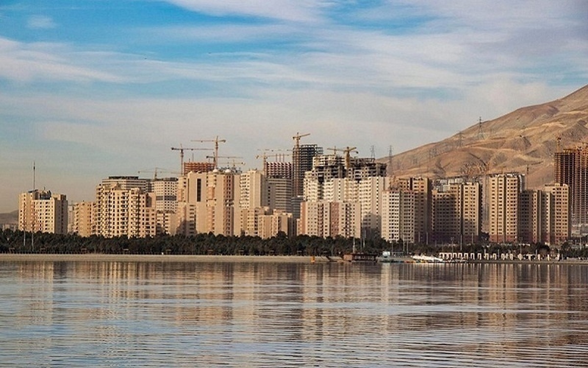 یک سازنده در غرب تهران گفت:خریداران آپارتمان در چیتگر برای خرید واحد‌های پیش فروش دقت لازم را داشته باشند چراکه برخی از آگهی‌ها کلاهبرداری است و اصلا وجود ندارند.