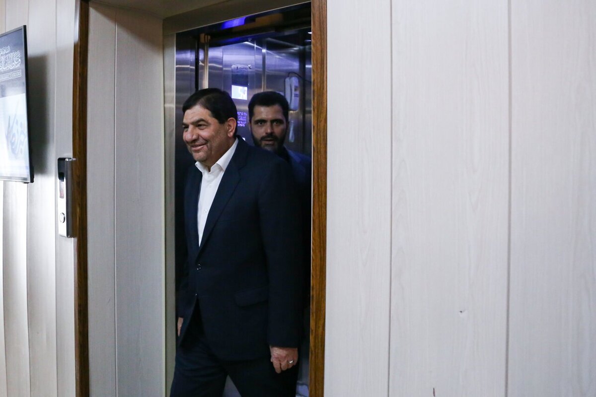 محمد مخبر معاون اول رئیس جمهور از میدان تره بار مشهد بازدید کرد و با کسبه این میدان درباره مشکلات صنفی و نوسانات قیمت تره بار گفت و گو کرد. وی همچنین طی بازدید از حاشیه شهر مشهد درخانه افراد کم برخوردار و دارای کودکان معلول نیز حاضر شد و با آن ها گفت و گو کرد.