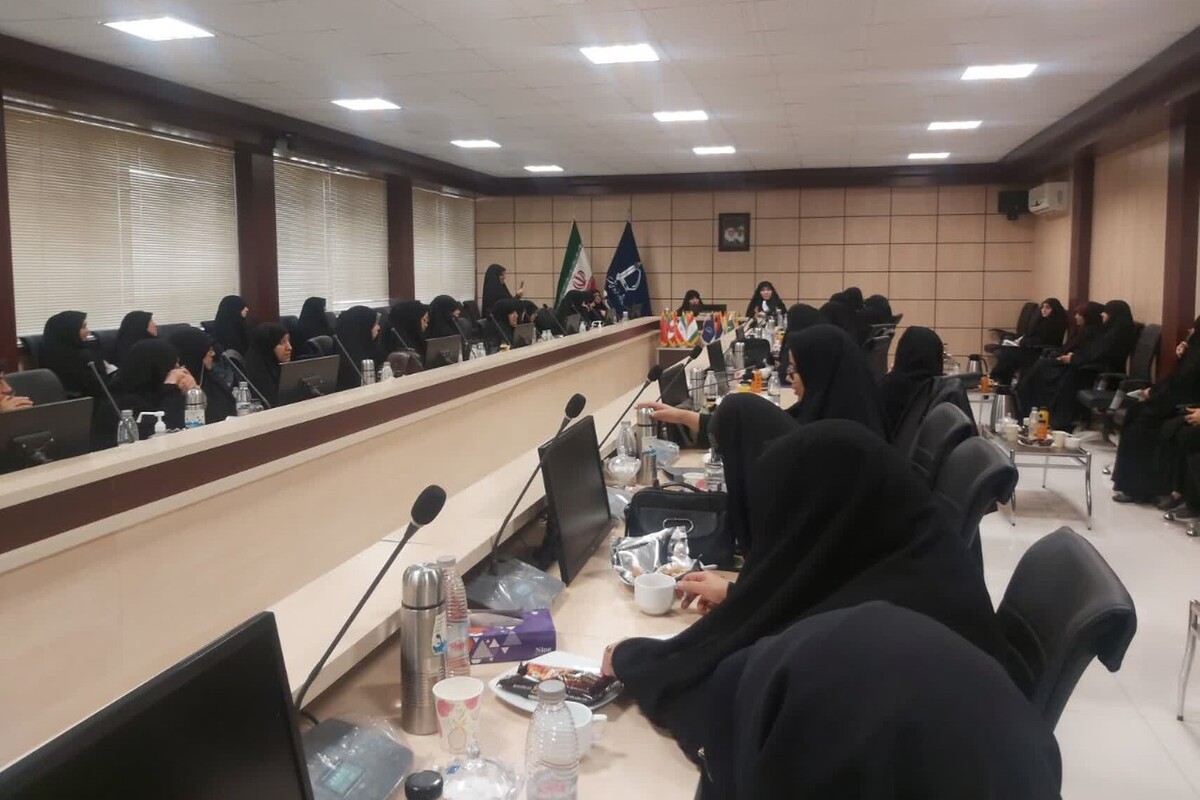 سلسله نشست‌های نقش زنان در تمدن سازی با موضوع ضرورت مشارکت زنان در انتخابات و حضور آنان در مجلس شورای اسلامی در مشهد برگزار شد.