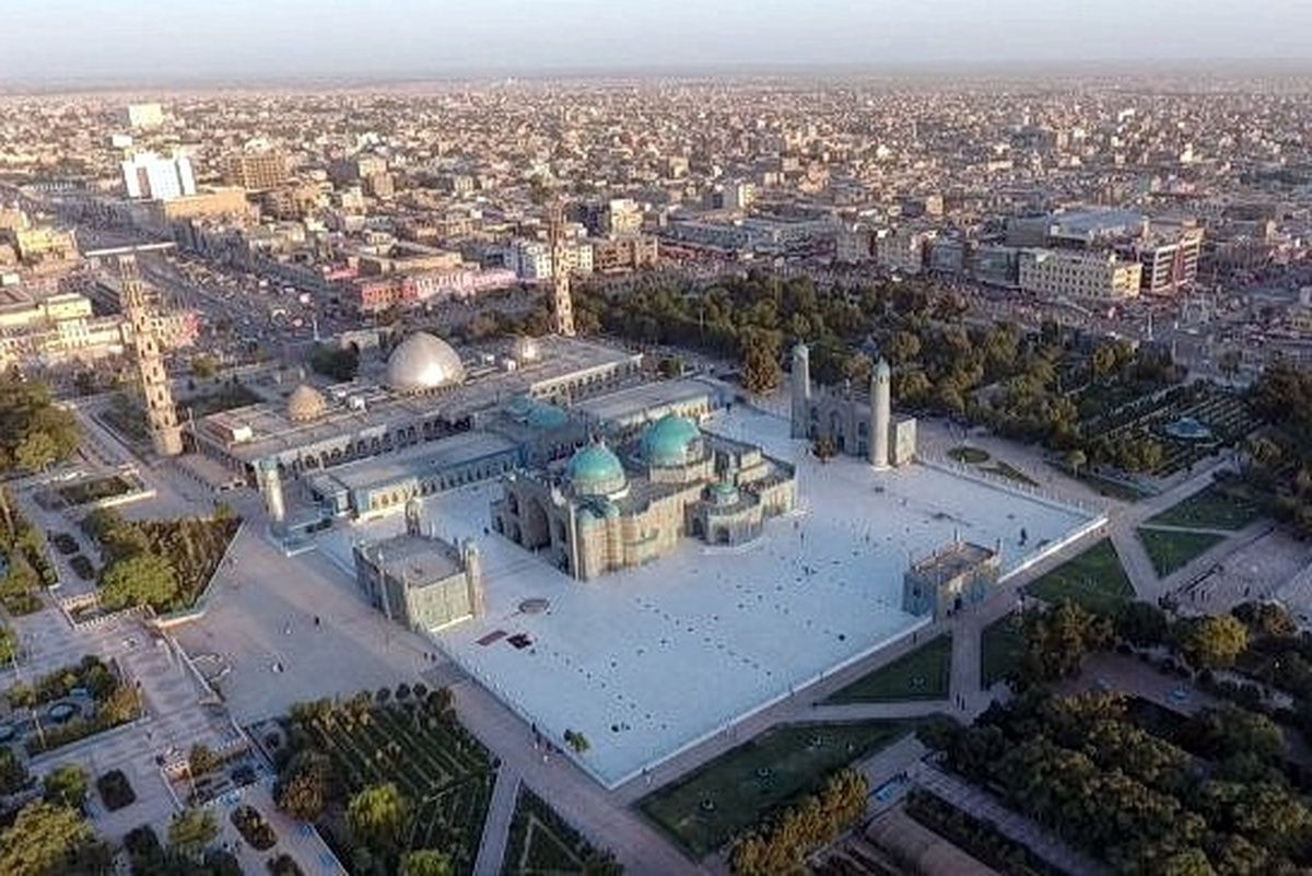 در پی شنیده‌ شدن صدای دست‌کم دو انفجار و درگیری مسلحانه در شهر مزارشریف، مرکز استان بلخ، طالبان محلی روایت‌های متفاوت از این رویداد به رسانه‌ها داده‌اند.