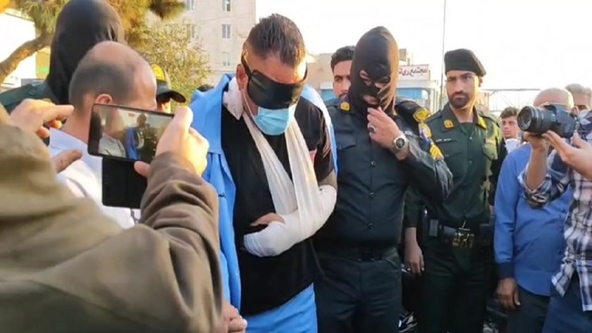 خواستگار عصبی پس از آن که نتوانست به دختر مورد علاقه‌اش برسد، ابتدا به محل کار وی رفت و با شلیک گلوله دو نفر را مجروح و سپس پدردختر را مورد هدف قرار داد.