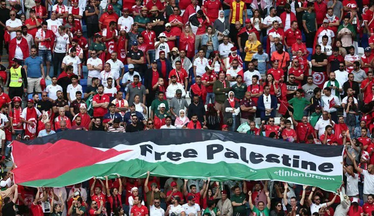 فیلم حمایت طرفداران تیم تونسی از مقاومت فلسطین با به نمایش درآوردن تصویر بزرگی از ابوعبیده سخنگوی نظامی گردان‌های القسام را ببینید.
