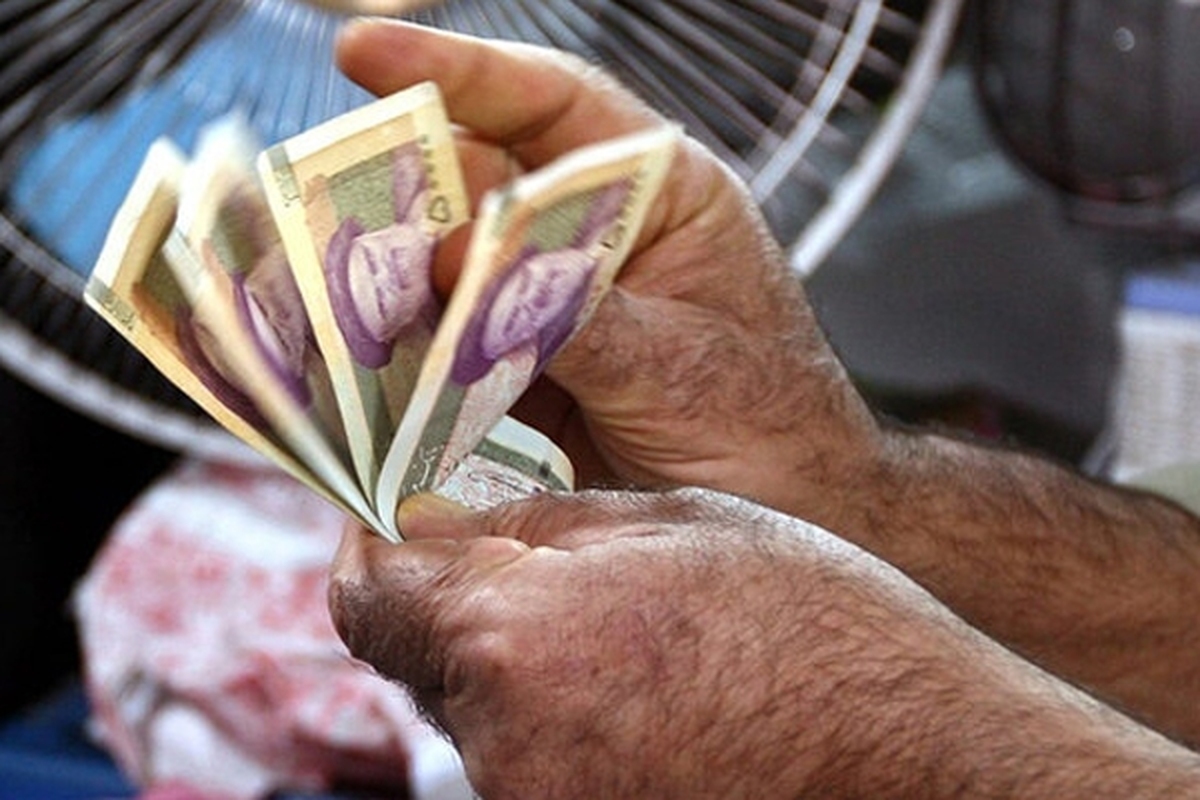 عیدی سال ۱۴۰۳ کارگران که در اسفند ۱۴۰۲ دریافت می‌کنند اعلام شد. با توجه به مصوبه جدید شورای عالی کار، حداقل عیدی کارگران امسال ۱۰ میلیون تومان و حداکثر ۱۵ میلیون تومان است.