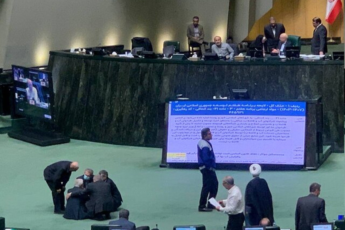 الیاس نادران در جلسه علنی امروز مجلس و برای پیگیری درخواست استعفای خود و در انتقاد به شیوه اداره جلسه علنی مجلس در مقابل جایگاه هیئت رئیسه به تحصن نشست.
