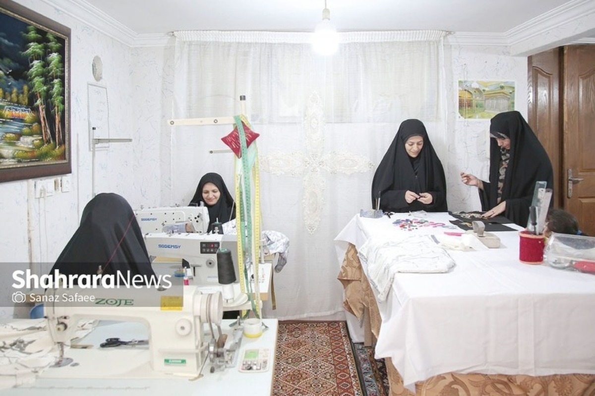 در ایران بعد از دهه ۸۰ به نقش مشاغل خانگی در توسعه اقتصادی توجه بیشتری شد و بعد‌ها با ورود اینترنت و رسانه‌های اجتماعی مشاغل خانگی شکل جدی‌تر و رسمی‌تری به خود گرفت.