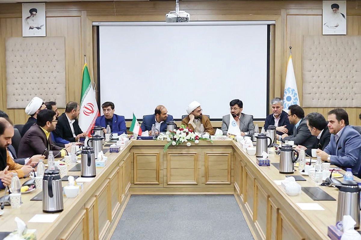 عضو کمیسیون فرهنگی، اجتماعی، زیارت، گردشگری و رسانه شورای اسلامی شهر مشهد در این جلسه گفت: فرهنگ کتاب و کتاب خوانی را باید در سطح جامعه و خانواده‌ها گسترش دهیم و مدیریت شهری از این رویکرد حمایت می‌کند.