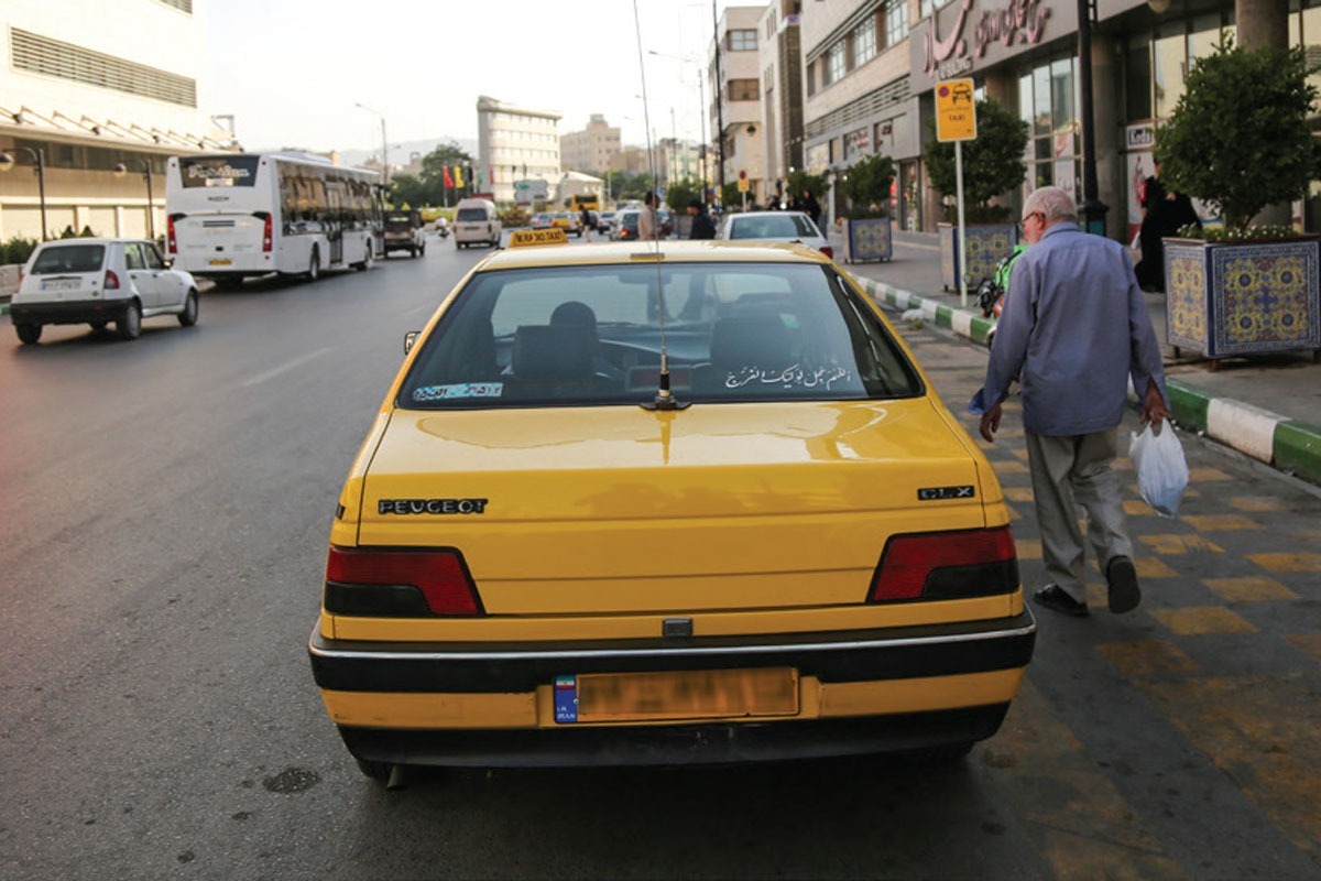 برخی شهروندان مشهدی از نبود برچسب نرخ کرایه در تاکسی‌ها گلایه دارند.